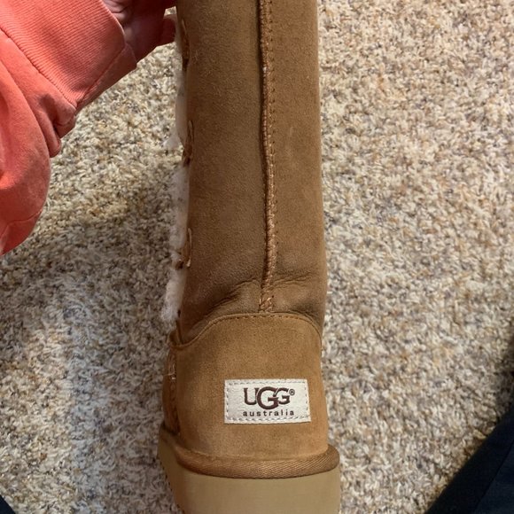 UGG Bailey Button Triplet Chestnut - Picture 9 of 10